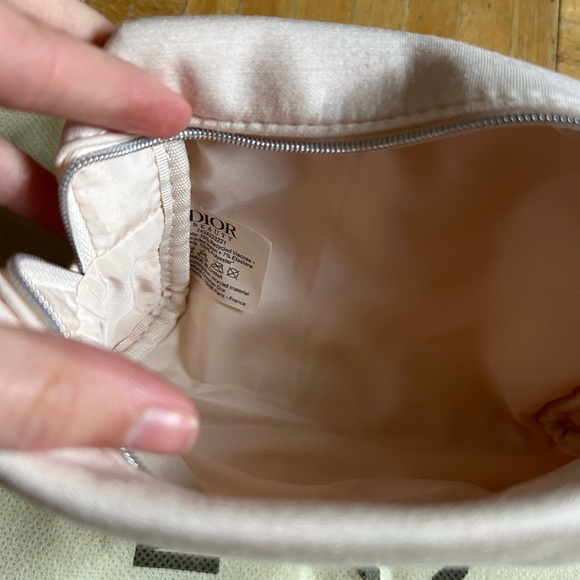 DIOR pouch🔥 - Picture 2 of 2